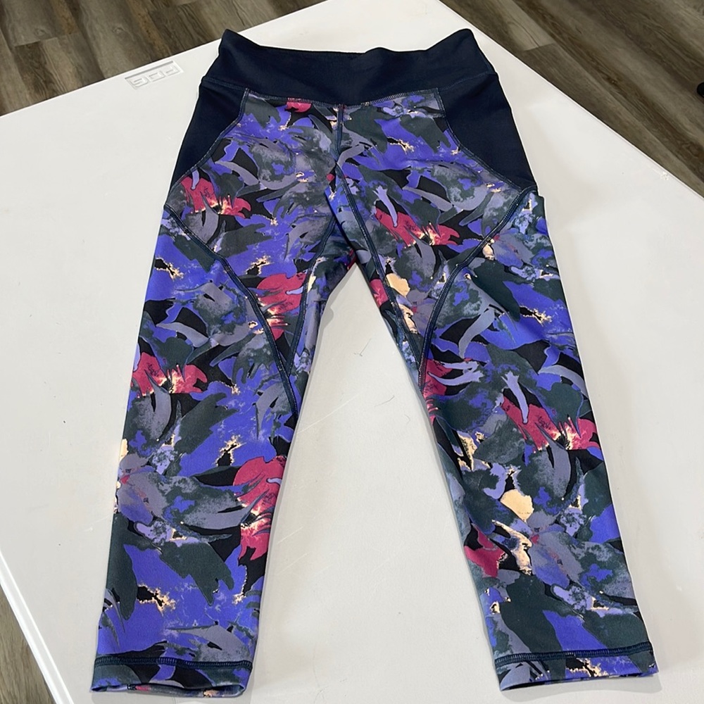 Patagonia crop leggings Centered Abstract Jungle Smolder Size XS Blue multi